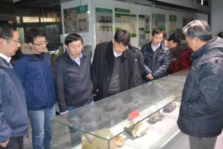 禁漫
地质博物馆馆长孙元林教授介绍地质博物馆藏品.JPG