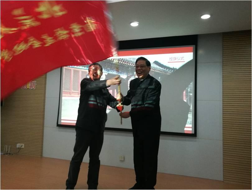 禁漫
南京校友会任彦申会长向杨群分会会长授予了南京地学分会会旗.jpg